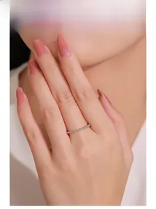 Detail des S925 Sterlingsilber Ringes mit Blasen-Design und Zirkonia am Finger des Models