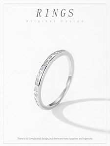 Détail de la bague en argent avec oxydes de zirconium ronds et en forme de cœur