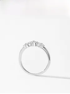 Vue détaillée d'une bague en argent S925 ornée de zircons brillants et d'un design fin