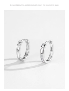 Makroaufnahme von S925 Sterling Silber Ohrring mit gleitendem Zirkon und S925 Punze