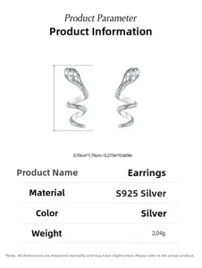 Détail des boucles d'oreilles serpent en argent S925 avec yeux en pierres vertes et écailles