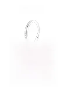 Détail du poinçon S925 en argent et texture de relief en cœur sur la bague minimaliste
