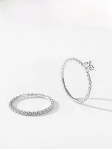 Detailansicht des S925 Sterlingsilber Perlenring Sets mit funkelndem Zirkoniastein