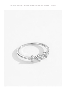Vue détaillée de la bague trèfle triple en argent avec incrustations de zircons brillants