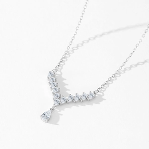 Elegant S925 sterling silver V-shaped necklace with pear-shaped water drop pendant