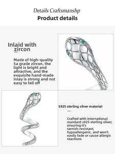 Détail de la bague serpent en argent S925 avec yeux en zircon vert et texture d'écailles