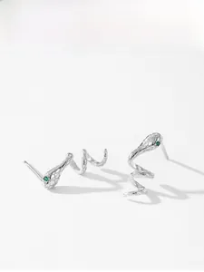Détails de boucles d'oreilles serpent en argent 925 avec textures et gemmes vertes