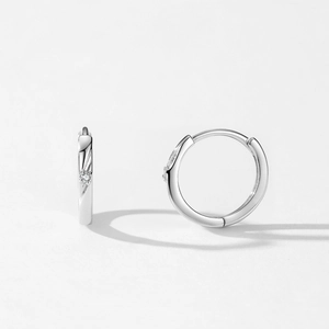 Eleganti orecchini a cerchio Mobius in argento S925 con zirconi brillanti per donna