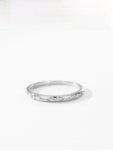 Détails de la texture cœur et de l'incrustation de zircone sur la bague minimaliste