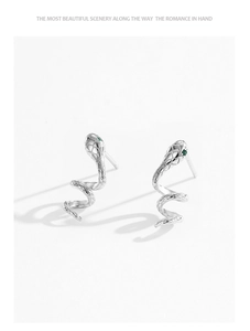 Détail de boucles d'oreilles serpent en argent 925 avec yeux en zircon vert et écailles