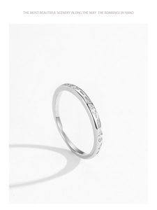 Détail d'une bague en argent sterling S925 avec texture cœur et zircons brillants