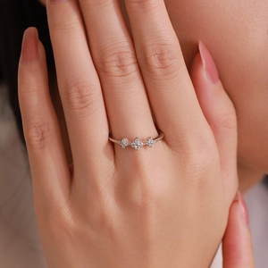 Bague en argent 925 avec trois trèfles en zircone portée sur le doigt d'un mannequin