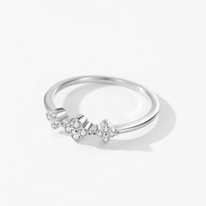 Bague en argent 925 ornée de trois fleurs en zircone sur un anneau poli minimaliste