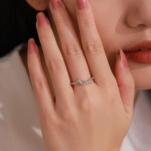 Elegant 925 sterling silver snake-shaped open ring shown on female index finger