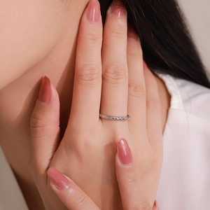 Bague élégante en argent 925 avec texture cœur et zircons portée sur la main
