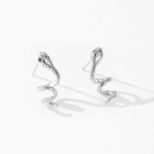 Boucles d'oreilles serpent en argent 925 avec yeux en pierre verte et détails d'écailles
