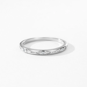 Bague en argent 925 poli avec motif géométrique de cœur et zircons sertis avec précision