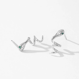 Boucles d'oreilles serpent en argent 925 avec yeux en pierre verte et détails d'écailles