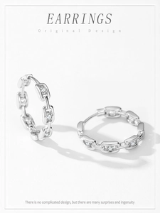 Détail macro de boucles d'oreilles créoles S925 en argent sterling avec oxydes de zirconium