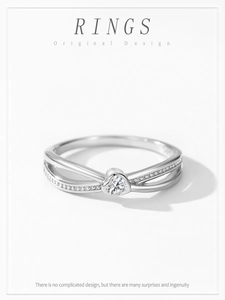 Vue détaillée de la bague en argent 925 avec anneaux entrelacés et zircone en forme de cœur