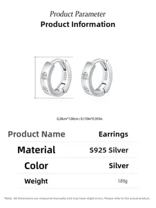 Vue macro de boucles d'oreilles créoles en argent S925 avec trois zircons incrustés