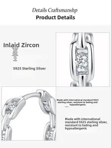 Détail macro de boucles d'oreilles chaîne en argent S925 serties de zircons 5A à la main