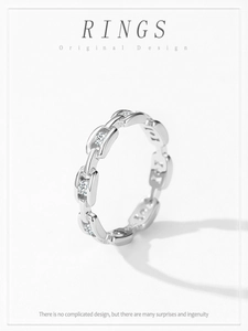 Detail eines silbernen Kettengliedrings mit runden Zirkonia-Steinen und Design