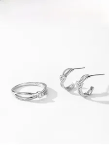Vue détaillée de la bague en argent 925 avec cœurs entrelacés et pierres de zircon