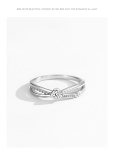 Vue détaillée de la bague coeur en argent 925 avec design élégant d'anneau croisé