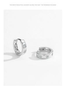 Vue détaillée de boucles d'oreilles huggies en argent S925 avec zircons scintillants