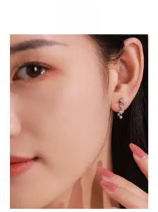Mannequin portant des boucles d'oreilles Grande Ourse en argent S925 avec cristaux