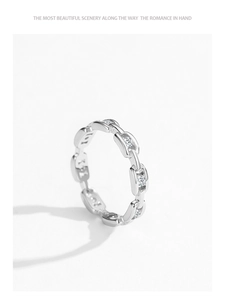 Detailansicht der Gliederkette-Ring aus 925er Sterlingsilber mit funkelnden Zirkonia