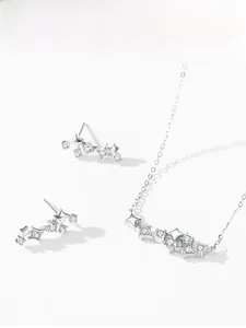 Détail de l'ensemble collier et boucles d'oreilles étoile en argent sterling S925