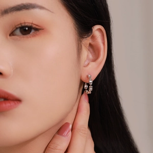 Boucles d'oreilles créoles S925 argent sterling avec cristaux portées par mannequin