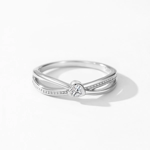 Bague croisée en argent 925 avec oxyde de zirconium en forme de cœur sur fond blanc