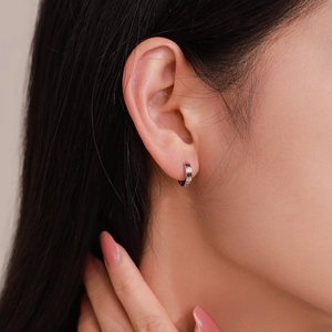 Créoles en argent sterling S925 avec trois zircons verticaux portées par un mannequin
