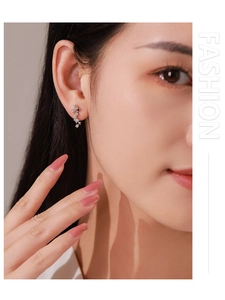 Gros plan d'élégantes boucles d'oreilles Grande Ourse en argent S925 avec cristaux brillants