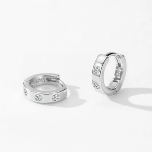 Boucles d'oreilles créoles S925 en argent sterling avec trois oxydes de zirconium ronds
