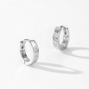 Boucles d'oreilles créoles géométriques en argent S925 avec zircons scintillants