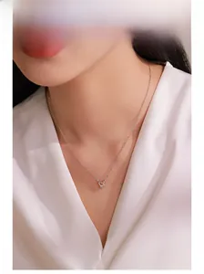 Gros plan d'un collier pendentif coeur minimaliste avec pierre ronde sur mannequin