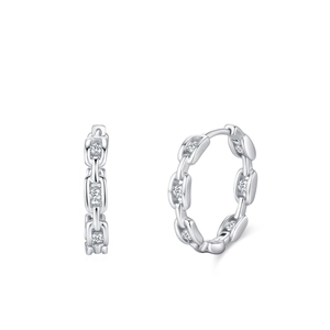 Boucles d'oreilles créoles S925 argent en maille chaîne avec zircons sur fond blanc