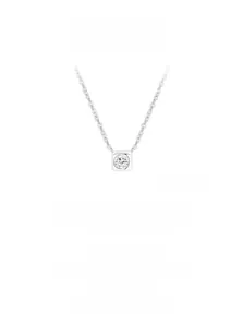 Gros plan du collier en argent S925 avec un pendentif carré orné d'un oxyde de zirconium brillant