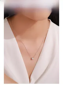 Détail d'un collier minimaliste en argent S925 avec un pendentif en zircon brillant et pur