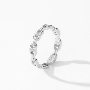 Eleganter Ring aus S925 Sterlingsilber mit funkelnden runden Zirkonia-Edelsteinen