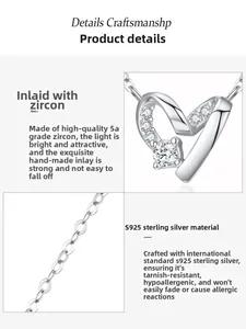 Détails macro du collier cœur en argent 925 avec pierres de zircone 5A étincelantes
