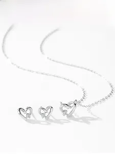 Vue détaillée du coffret collier et boucles d'oreilles cœur en argent 925 et zircone