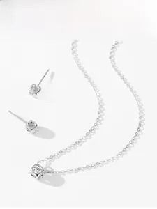 Détails macro de l'ensemble collier et boucles d'oreilles cube en argent S925 et zircon