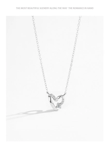 Détail du collier en argent 925 avec pendentif cœur orné d'un diamant et pavage