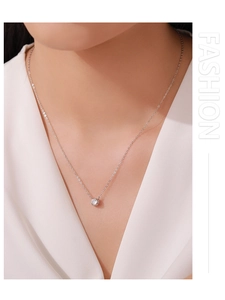 Gros plan détaillé d'un collier en argent S925 avec un pendentif étincelant en zircone ronde