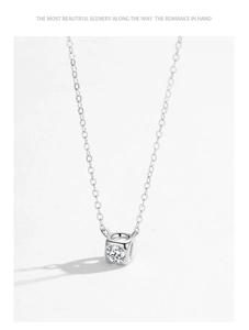 Détail du collier en argent S925 avec pendentif cube géométrique et zircon étincelant